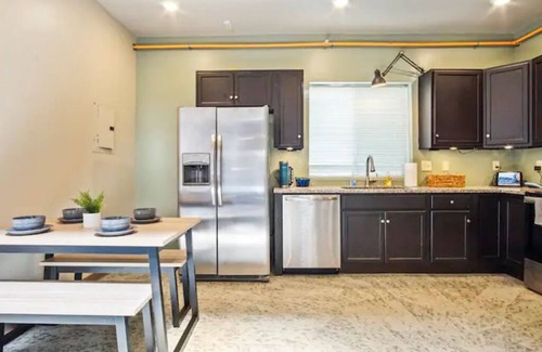 Central Oklahoma City House | Modern Private Townhome *Downtown OKC * Balcony *OU Med