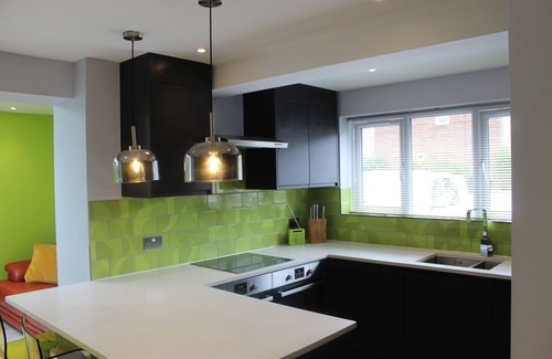 Chichester House | Modern Property Sleeping 6 with Garden, Near Goodwood Festival of Speed!