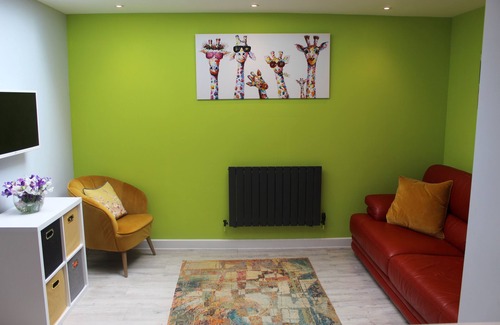 Chichester House | Modern Property Sleeping 6 with Garden, Near Goodwood Festival of Speed!