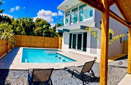 Terranova House | Modern property with private pool.nPropiedad modernacon piscina privada.