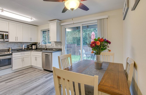 Summit House | Modern Puyallup Townhome w/Backyard & Fireplace