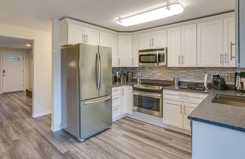 Summit House | Modern Puyallup Townhome w/Backyard & Fireplace