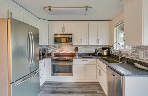 Summit House | Modern Puyallup Townhome w/Backyard & Fireplace