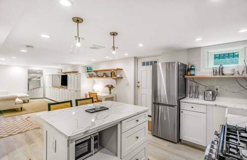 Queen Anne Apartment | Modern Queen Anne studio - full kitchen - one block to Kerry Park, near downtown