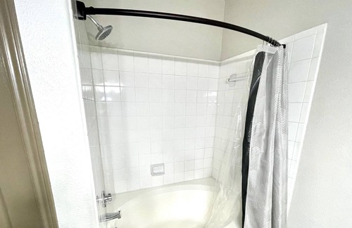 South Main Apartment | Modern Queen Bed Near Medical Center Downtown Galleria Art Gallery