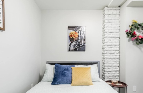 Central Hamilton Apartment | Modern Queen Bedroom Apartment - Prime Location!