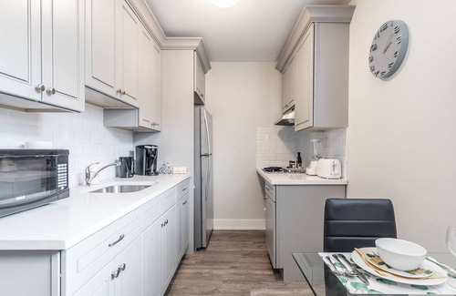 Central Hamilton Apartment | Modern Queen Bedroom Apartment - Prime Location!