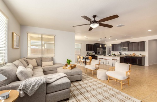San Tan Valley House | Modern Queen Creek Home W/Fire Pit! Dog Friendly!