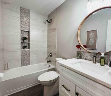 Newburgh House | Modern Ranch 3 BDRM, sleeps 6 with HOT TUB