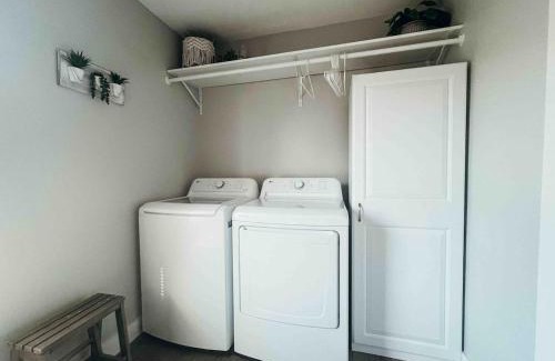 Newburgh House | Modern Ranch 3 BDRM, sleeps 6 with HOT TUB
