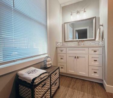 Newburgh House | Modern Ranch 3 BDRM, sleeps 6 with HOT TUB