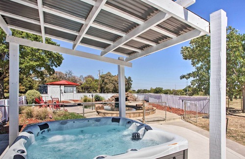 Denton County House | Modern Ranch Home w/ Large Yard, Hot Tub, & Spa!
