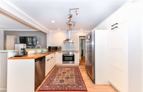Greensboro House | Modern ranch house conveniently located in Greensboro NO PETS ALLOWED