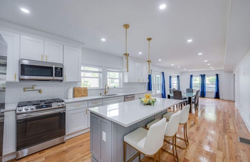 Milton House | Modern Red Door Haven +5mins to Boston public transportation, FREE Parking!