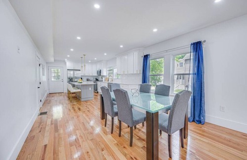 Milton House | Modern Red Door Haven +5mins to Boston public transportation, FREE Parking!