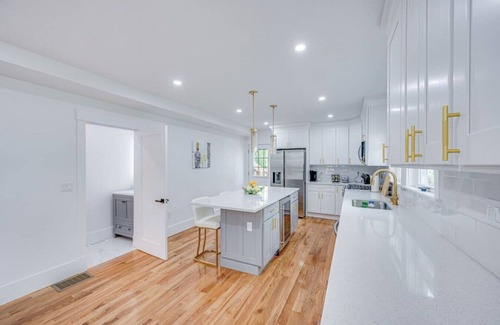 Milton House | Modern Red Door Haven +5mins to Boston public transportation, FREE Parking!