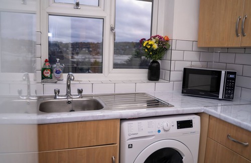 Leeds Apartment | Modern, Relaxing Flat near Leeds City Centre! Friends & Family-Friendly!