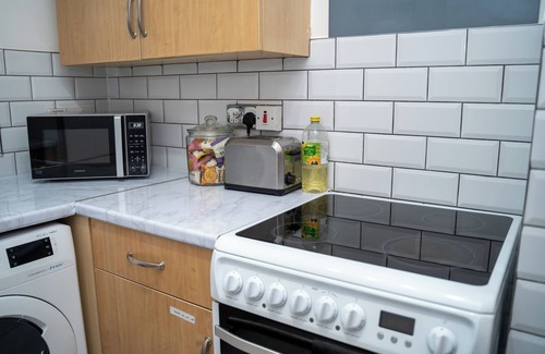 Leeds Apartment | Modern, Relaxing Flat near Leeds City Centre! Friends & Family-Friendly!