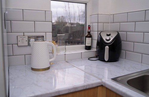 Leeds Apartment | Modern, Relaxing Flat near Leeds City Centre! Friends & Family-Friendly!