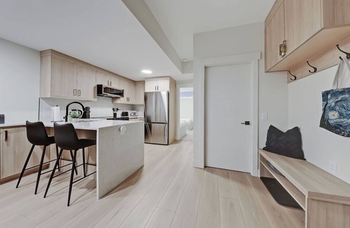 Northwest Calgary House | Modern & Relaxing Suite - Full Kitchen - King Bed + 2 Twin Beds - Pet Friendly!n