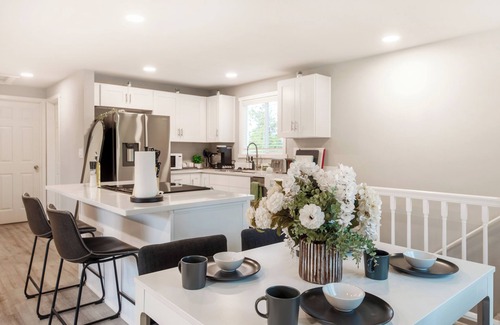 Bryn Mawr-Skyway House | Modern Remodeled 3 BR+2 BA Upper Unit near Airport in Seattle with WiFi and AC