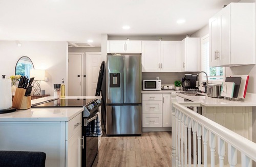 Bryn Mawr-Skyway House | Modern Remodeled 3 BR+2 BA Upper Unit near Airport in Seattle with WiFi and AC
