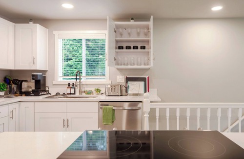 Bryn Mawr-Skyway House | Modern Remodeled 3 BR+2 BA Upper Unit near Airport in Seattle with WiFi and AC