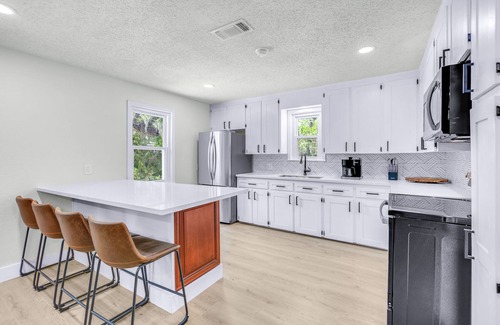 Brazoria Apartment | Modern Remodeled Clean Quiet apt 1 king 1 Queen washer dryer onsite