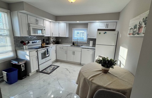 West Haven Apartment | Modern renovated 1bdr/king bed