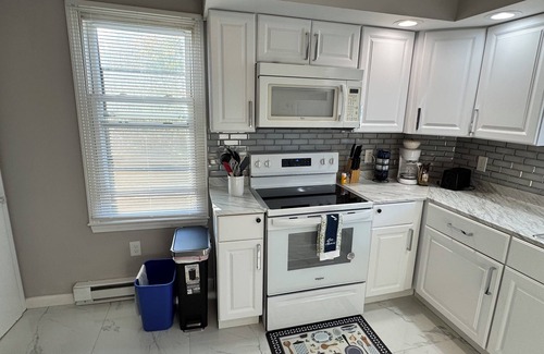 West Haven Apartment | Modern renovated 1bdr/king bed