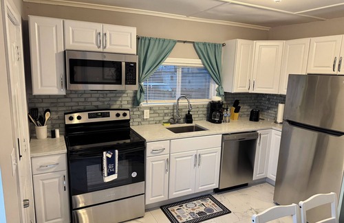 West Haven Apartment | Modern renovated 2BDR/Queen bed
