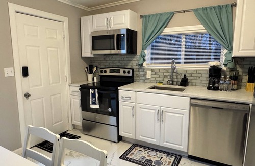 West Haven Apartment | Modern renovated 2BDR/Queen bed
