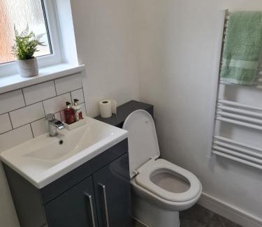 North Ferriby House | Modern, renovated 3 bed home near railway station