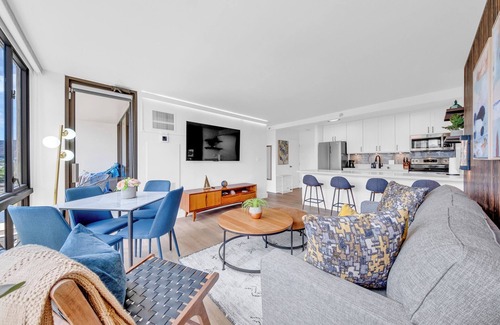 Waikiki Condo | Modern Renovated Condo - 1 block to beach, free parking!
