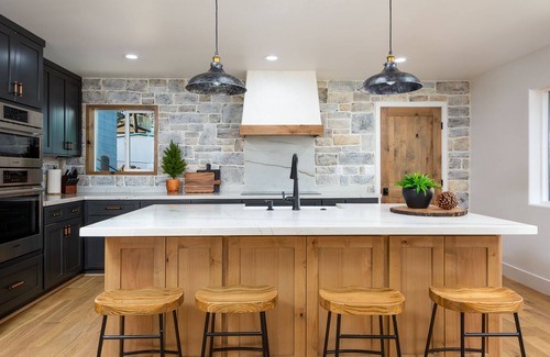 Sugarloaf House | Modern Renovated Family Cabin With Hot Tub I Game Room I Big Kitchen I Bunk Room