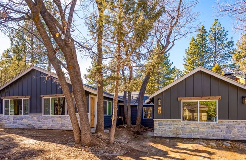 Sugarloaf House | Modern Renovated Family Cabin With Hot Tub I Game Room I Big Kitchen I Bunk Room