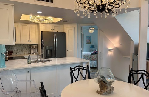 Safety Harbor Club House | Modern Renovation~2 Club Pools SHC&ICNC 👙 Kayaks 🛶 Bikes 🚲, Golf Cart 🚙 Dock