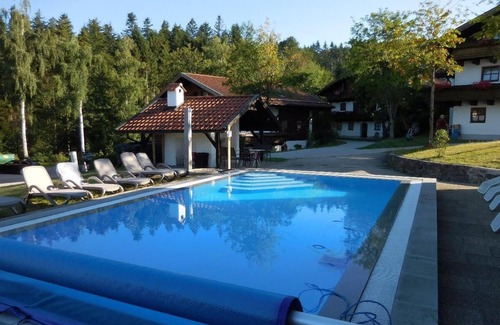 Hauzenberg Apartment | Modern renoviertes Appartement mit Außenpool, Innenschwimmbad und Sauna
