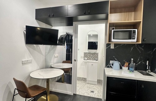 West Ipswich Cabin | Modern Retreat | 1km walk to Cafes | Private, Pet Friendly & Stylish Comfort