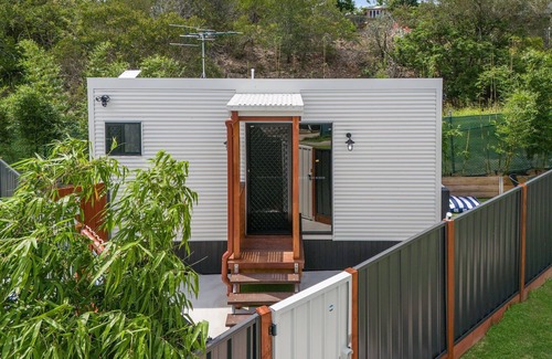 West Ipswich Cabin | Modern Retreat | 1km walk to Cafes | Private, Pet Friendly & Stylish Comfort