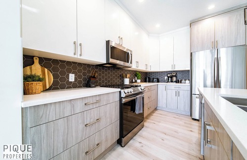Southwest Edmonton House | Modern Retreat-3 King Beds-Garage-WiFi-Sleeps 10!