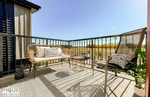 Southwest Edmonton Apartment | Modern Retreat - 3 King Beds - Garage - WiFi - Sleeps 10