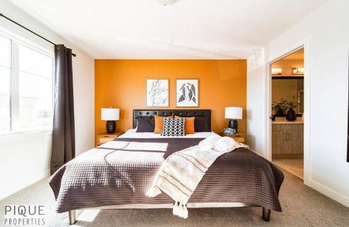 Southwest Edmonton Apartment | Modern Retreat - 3 King Beds - Garage - WiFi - Sleeps 10