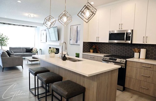 Southwest Edmonton House | Modern Retreat 3 King Beds|Garage|Disney+