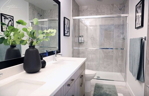Southwest Edmonton House | Modern Retreat 3 King Beds|Garage|Disney+