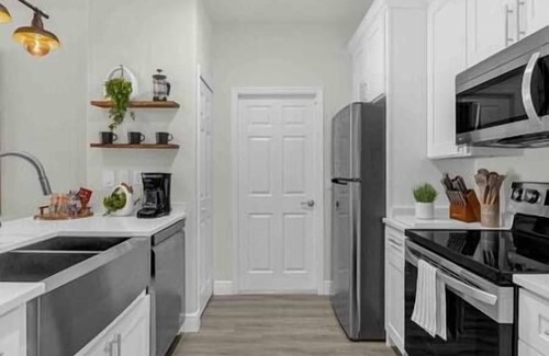 Sunset Ridge House | Modern Retreat 4BR | BBQ | PETS | 15 mi to Disney