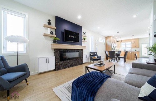 Jasper Place House | Modern Retreat AirCon Backyard Near DT and WEM