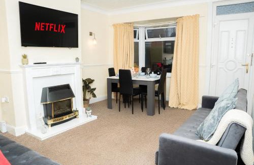 Harehills Apartment | Modern Retreat Central Location Close to The City