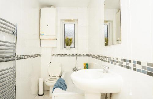 Harehills Apartment | Modern Retreat Central Location Close to The City