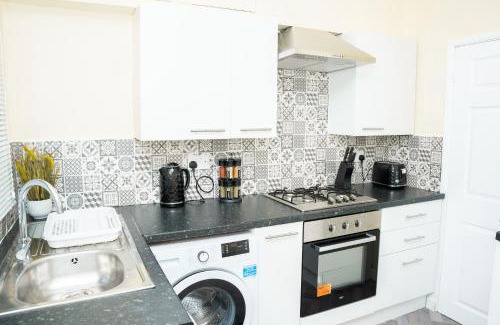 Harehills Apartment | Modern Retreat Central Location Close to The City